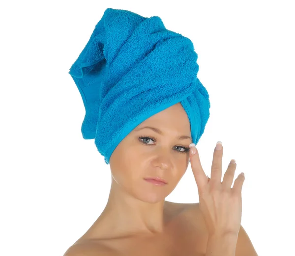 Spa kız. Mavi havlu ile banyo sonra güzel ve genç birbayan. beyaz izole — Stok fotoğraf