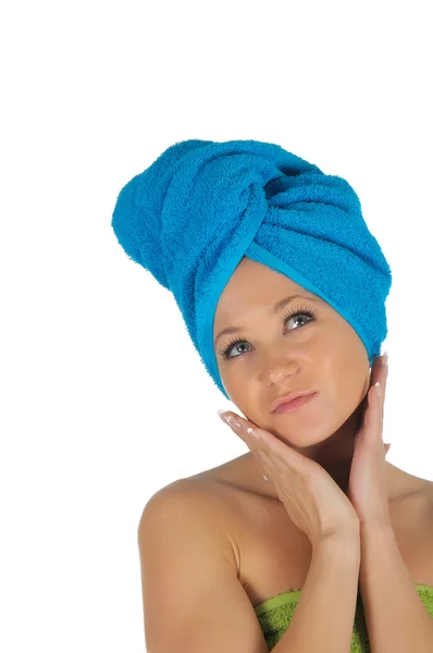 Lázně dívka. krásná mladá žena po koupeli s modrým ručníkem. izolované na bílém — Stock fotografie