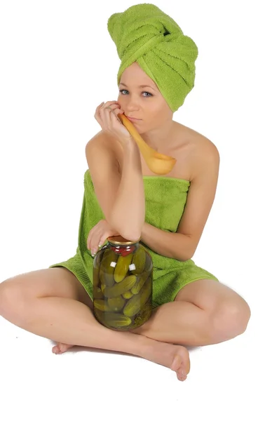 Spa meisje. mooie jonge vrouw na saun met pot van een komkommers en houten lepel. geïsoleerd op wit — Stockfoto