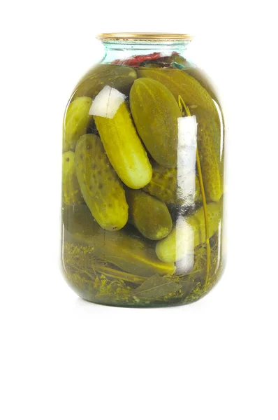 Ecetes uborka egy üvegedénybe. elszigetelt fehér — Stock Fotó
