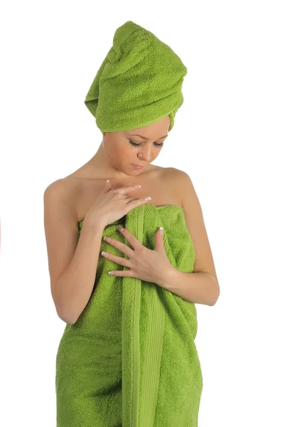 Ragazza della Spa. Bella giovane donna dopo il bagno con asciugamano verde. isolato su bianco — Foto Stock