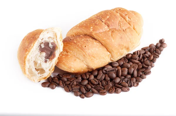 Croissant con granos de café sobre fondo blanco —  Fotos de Stock