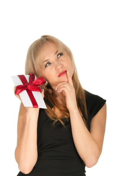 Vacker blond kvinna och gåva vykort i hennes händer. högtidsdag st. Valentine — Stockfoto