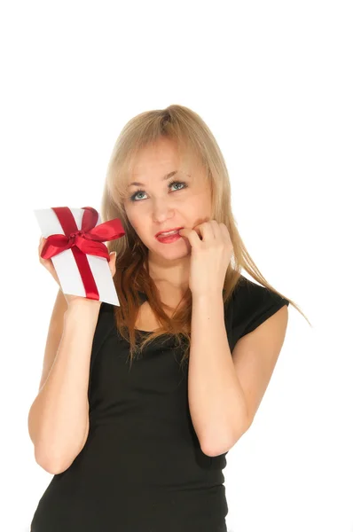 Schöne blonde Frau und Geschenk-Postkarte in ihren Händen. Fest des heiligen Valentin — Stockfoto
