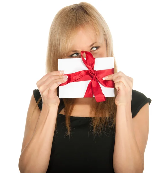 Mooie blonde vrouw en gift briefkaart in haar handen. feestdag van Sint Valentijn — Stockfoto