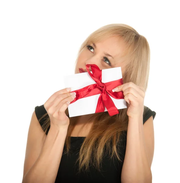 Vacker blond kvinna och gåva vykort i hennes händer. högtidsdag st. Valentine — Stockfoto