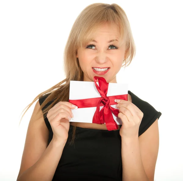 Schöne blonde Frau und Geschenk-Postkarte in ihren Händen. Fest des heiligen Valentin — Stockfoto