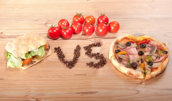 Smakelijke hamburger en de pizza. vesrsus. VS. en sommige tomaten — Stockfoto