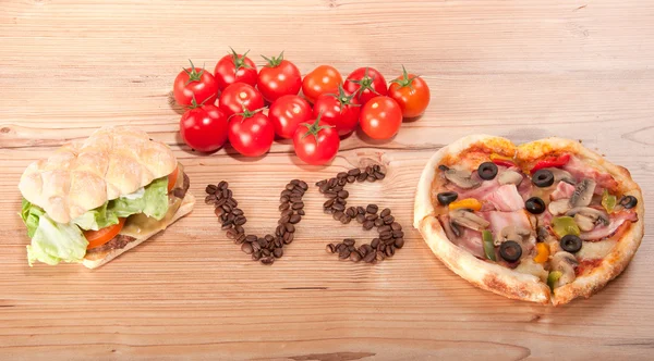 Smakelijke hamburger en de pizza. vesrsus. VS. en sommige tomaten — Stockfoto