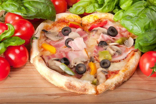 Vértes, pizza, paradicsom, sajt és bazsalikom, fából készült háttér — Stock Fotó