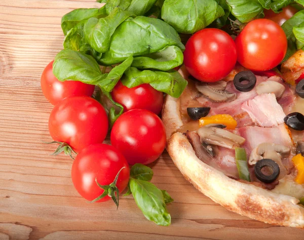 토마토, 치즈와 바 질 나무 배경에 피자의 근접 촬영 — 스톡 사진