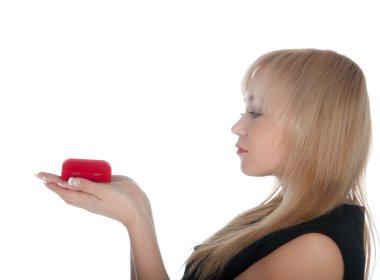 güzel bir kadın mücevher ile kırmızı hediye kutusu