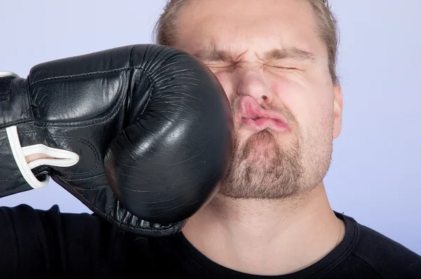 Homem recebendo soco de luvas de boxe — Fotografia de Stock