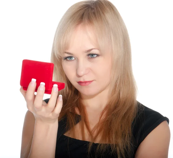 Mooie vrouw met rode geschenkdoos met juwelen — Stockfoto