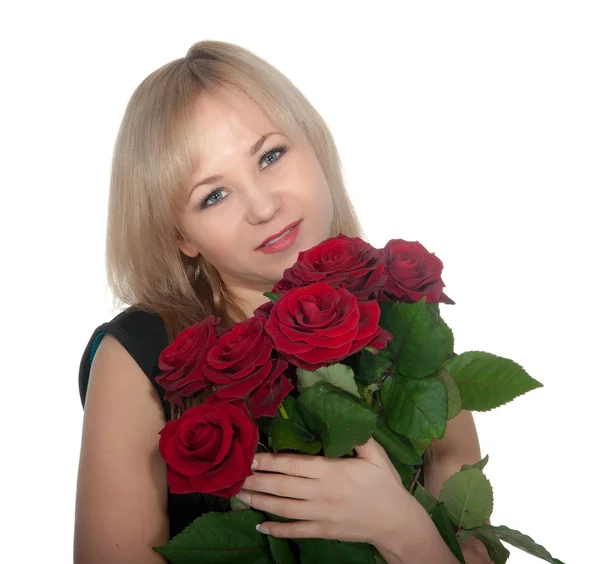 Giovane donna con un mazzo di rose rosse isolata su sfondo bianco — Foto Stock