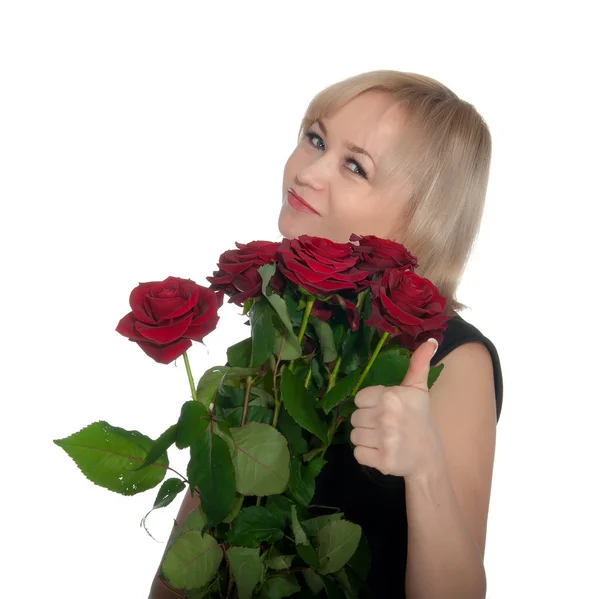 Νέα γυναίκα που κρατά μια δέσμη των κόκκινων τριαντάφυλλων - που απομονώνονται σε λευκό φόντο — Φωτογραφία Αρχείου