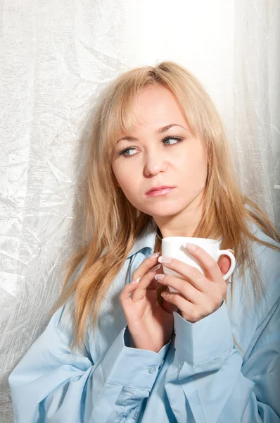 诱人性感的女人在男人的男朋友衬衫在家里在早晨杯咖啡. — 图库照片