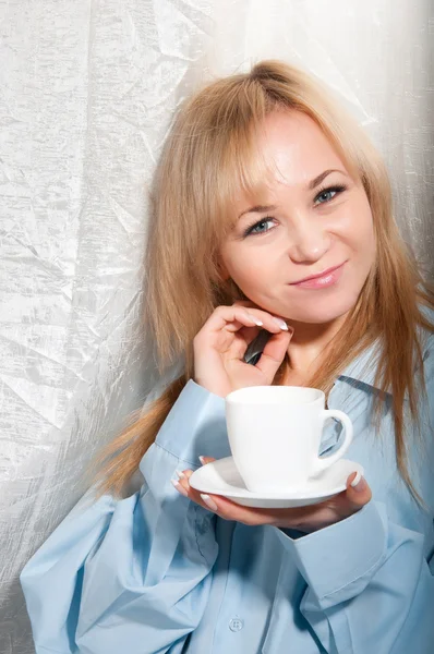 Seductora sexy mujer en hombre novio camisa en casa con café por la mañana . — Foto de Stock
