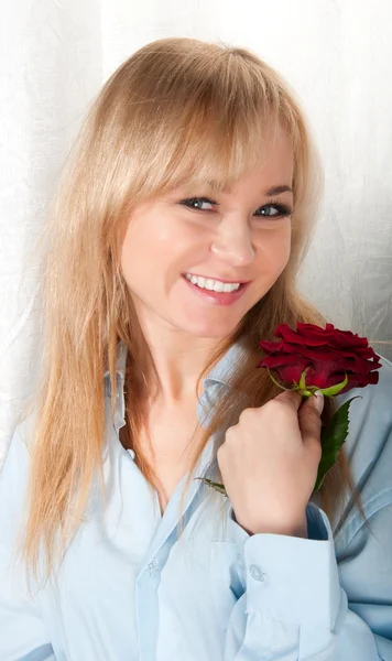 Όμορφη γυναίκα με το κόκκινο τριαντάφυλλο θέτουν σε άνθρωπος πουκάμισο — Φωτογραφία Αρχείου