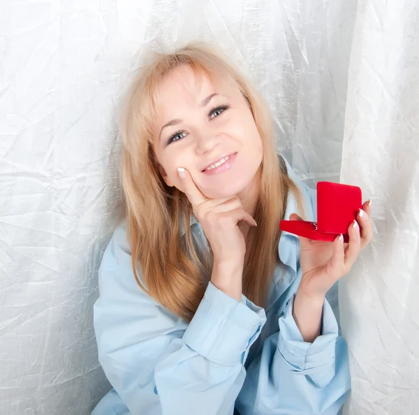 Mulher bonita em camisa de homem com caixa de presente vermelho com jóias — Fotografia de Stock