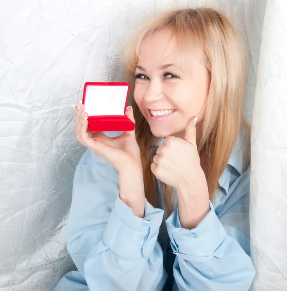 Schöne Frau im Herrenhemd mit rotem Geschenkkarton mit Schmuck — Stockfoto