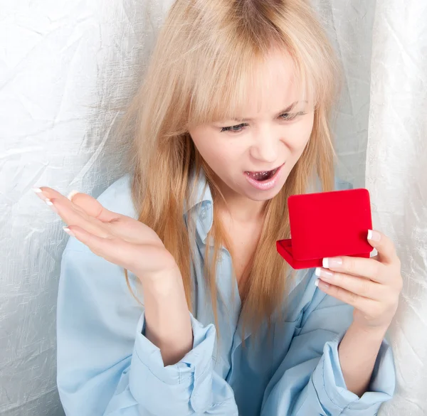 Schöne Frau im Herrenhemd mit rotem Geschenkkarton mit Schmuck — Stockfoto