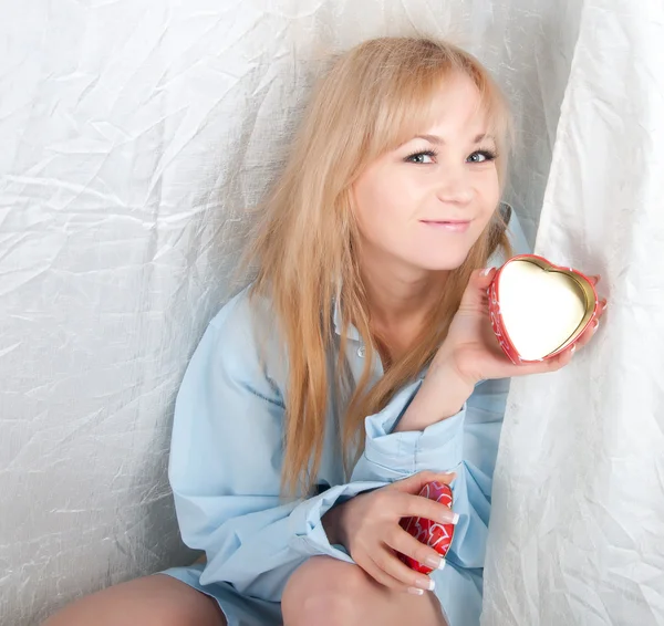 Hermosa mujer en camisa de hombre con caja de regalo roja con joyas — Foto de Stock