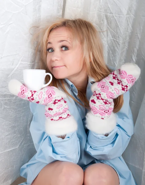 Frau im Herrenhemd mit warmen Wollsocken mit Herzen — Stockfoto