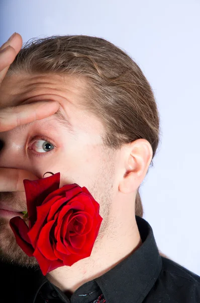 Άνθρωπος με ένα τριαντάφυλλο στο στόμα του. — Φωτογραφία Αρχείου