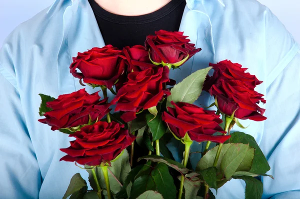 Hombre guapo ofreciéndote un ramo de rosas rojas — Foto de Stock