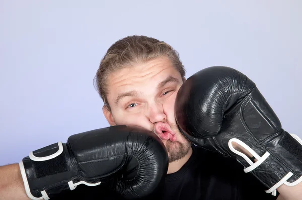 Homem recebendo soco de luvas de boxe — Fotografia de Stock