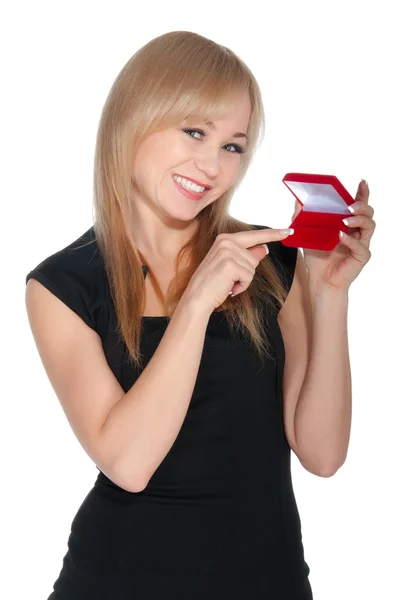 Hermosa mujer con caja de regalo roja con joyas — Foto de Stock