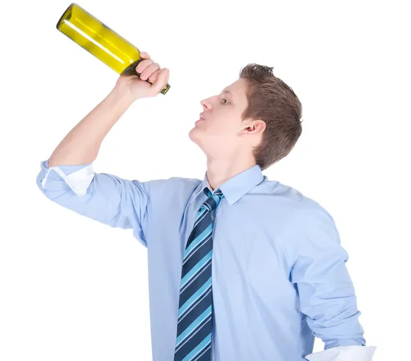 Casual jeune homme d'affaires portant chemise bleue et cravate bouteille de vin à boire — Photo