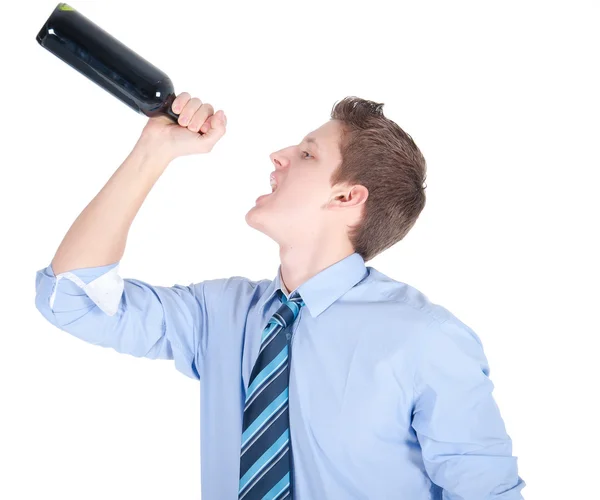 Hombre de negocios joven casual con camisa azul y corbata bebiendo botella de vino —  Fotos de Stock