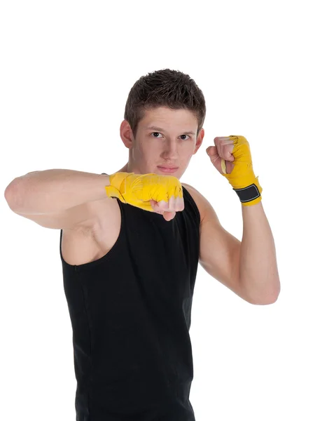 Hombre sano lanzando un puñetazo y usando envolturas de entrenamiento sobre un fondo blanco — Foto de Stock