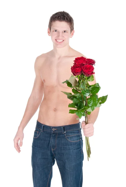 Sexy joven con el torso desnudo y ramo de rosas rojas sobre un fondo blanco — Foto de Stock