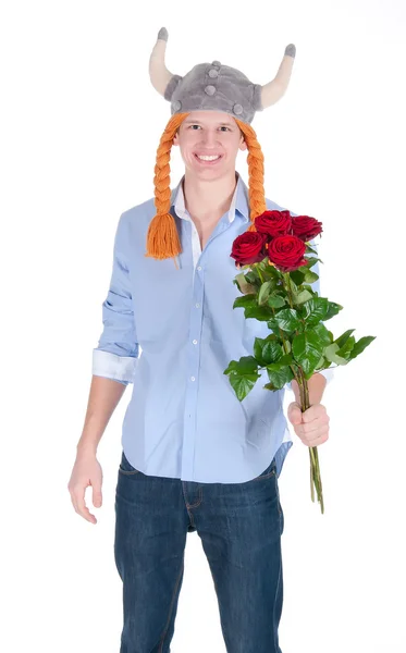 Sorrindo homem vestindo camisa azul um viking cap com um monte de rosas vermelhas — Fotografia de Stock