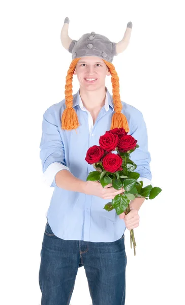 Sorrindo homem vestindo camisa azul um viking cap com um monte de rosas vermelhas — Fotografia de Stock