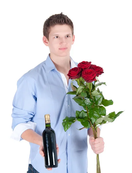 Hombre sonriente vistiendo camisa azul con racimo de rosas rojas y botella de vino —  Fotos de Stock