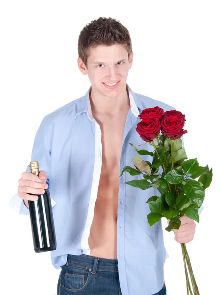 Homem sorridente vestindo camisa azul com um monte de rosas vermelhas e garrafa de vinho — Fotografia de Stock