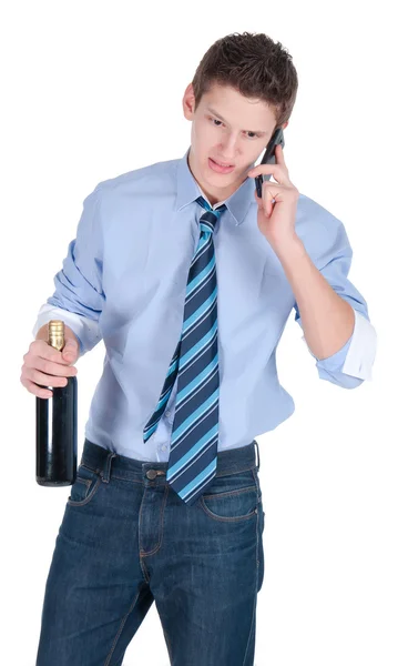 年轻商务男人身穿蓝色衬衫和领带与瓶酒在电话上说 — 图库照片