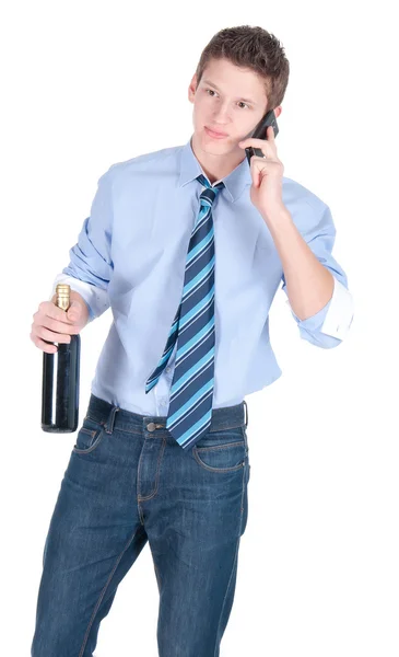 Jeune homme d'affaires portant chemise bleue et cravate avec bouteille de vin parlant sur un téléphone — Photo