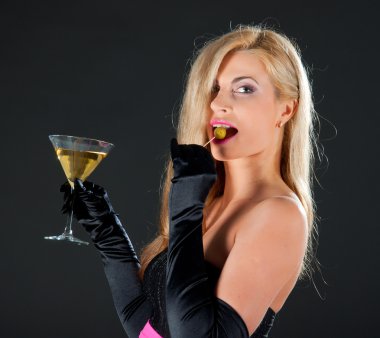 kadeh martini ve koyu arka plan üzerine zeytin seksi sarışın kadınla