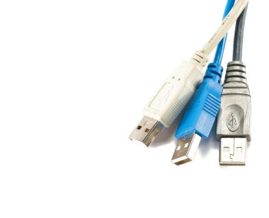 beyaz zemin üzerinde üç usb kablosu makro