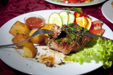 ızgara biftek, patates ve sebze çatal ve bıçak