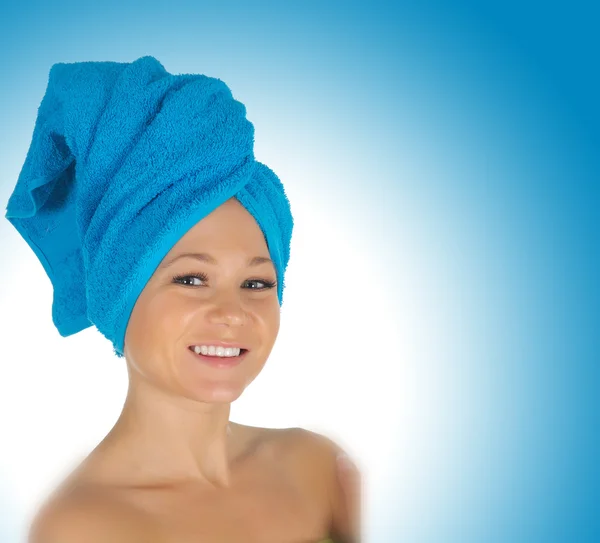 Spa kız. Mavi havlu ile banyo sonra güzel ve genç birbayan. isol — Stok fotoğraf