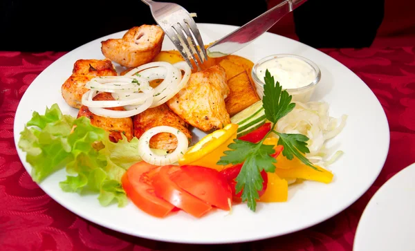 Bistecca di pollo alla griglia, patate al forno e verdure con coltello una forchetta — Foto Stock