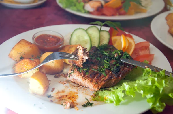 ızgara biftek, patates ve sebze çatal ve bıçak