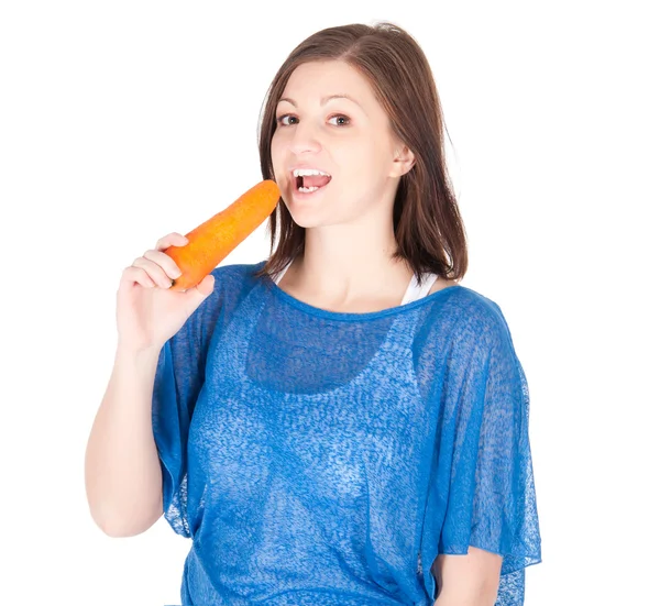 Portret van vrolijke vrouw eten wortelen, geïsoleerd op witte achtergrond — Stockfoto