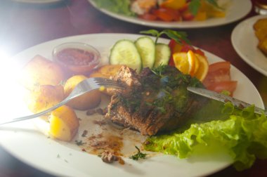 ızgara biftek, patates ve sebze çatal ve bıçak